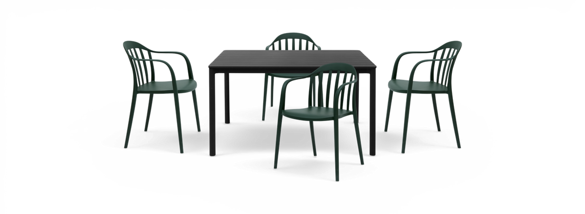 Udendørs spisesæt med sort firkantet bord og fire mørkegrønne stole.