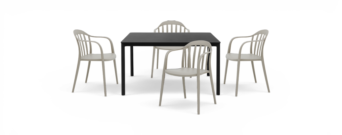 Sort rektangulært bord med fire hvide stole i moderne, minimalistisk stil.