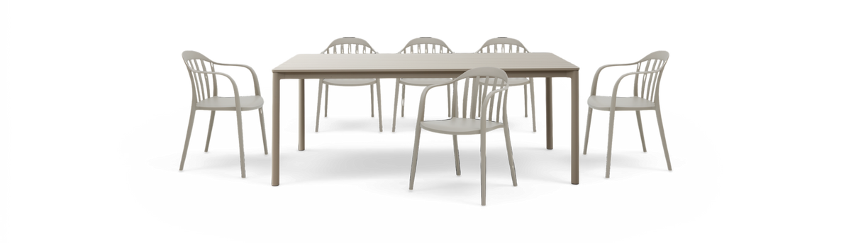 Beige spisebord med seks matchende stole i minimalistisk design, frilagt på neutral baggrund.