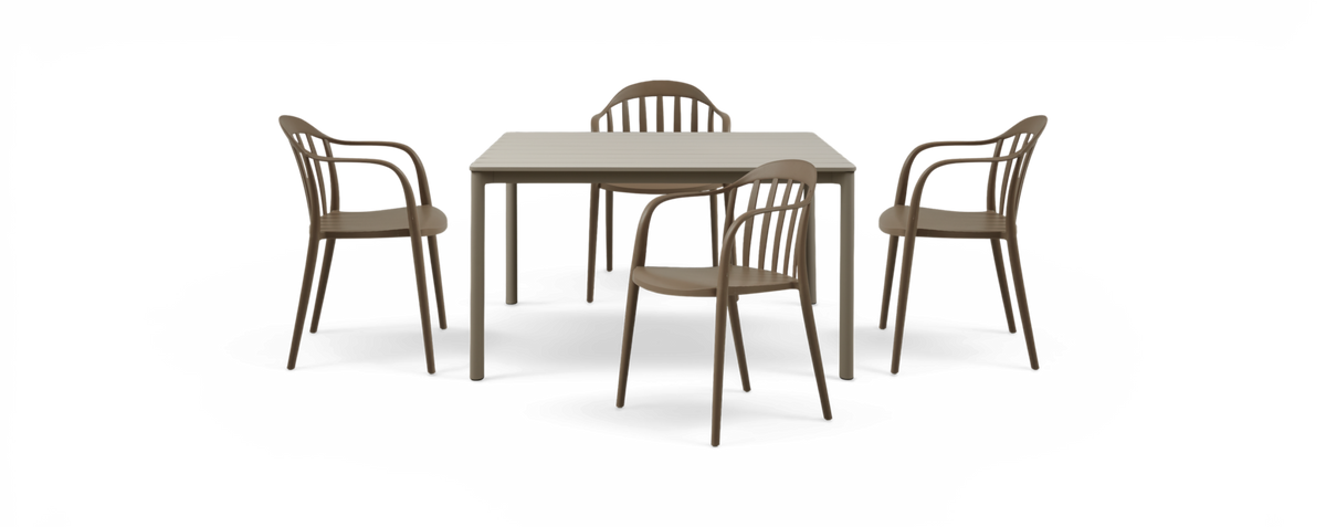 Beige spisebord med fire matchende stole frilagt på hvid baggrund, moderne og minimalistisk sæt.