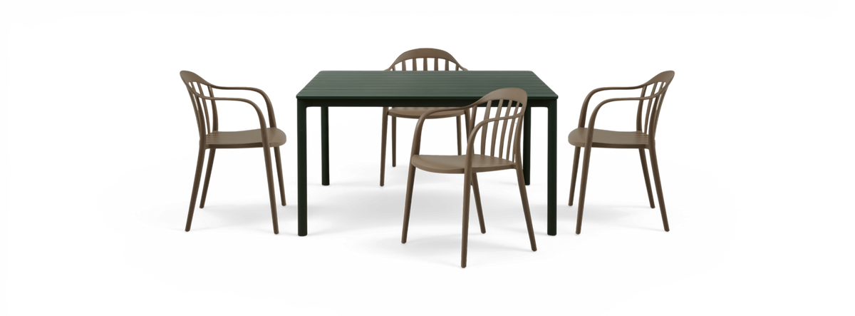 Grønt rektangulært bord med fire beige stole, fritlagt produktbillede forfra.