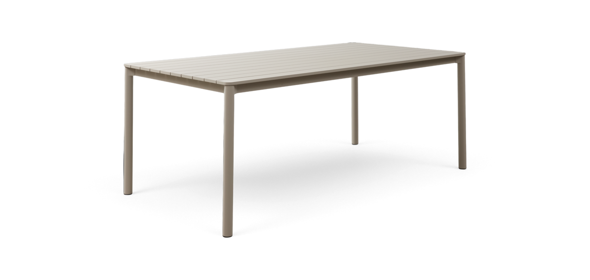 Rektangulært bord i beige metal med lamel-bordplade og slanke runde ben, frilagt på hvid baggrund.