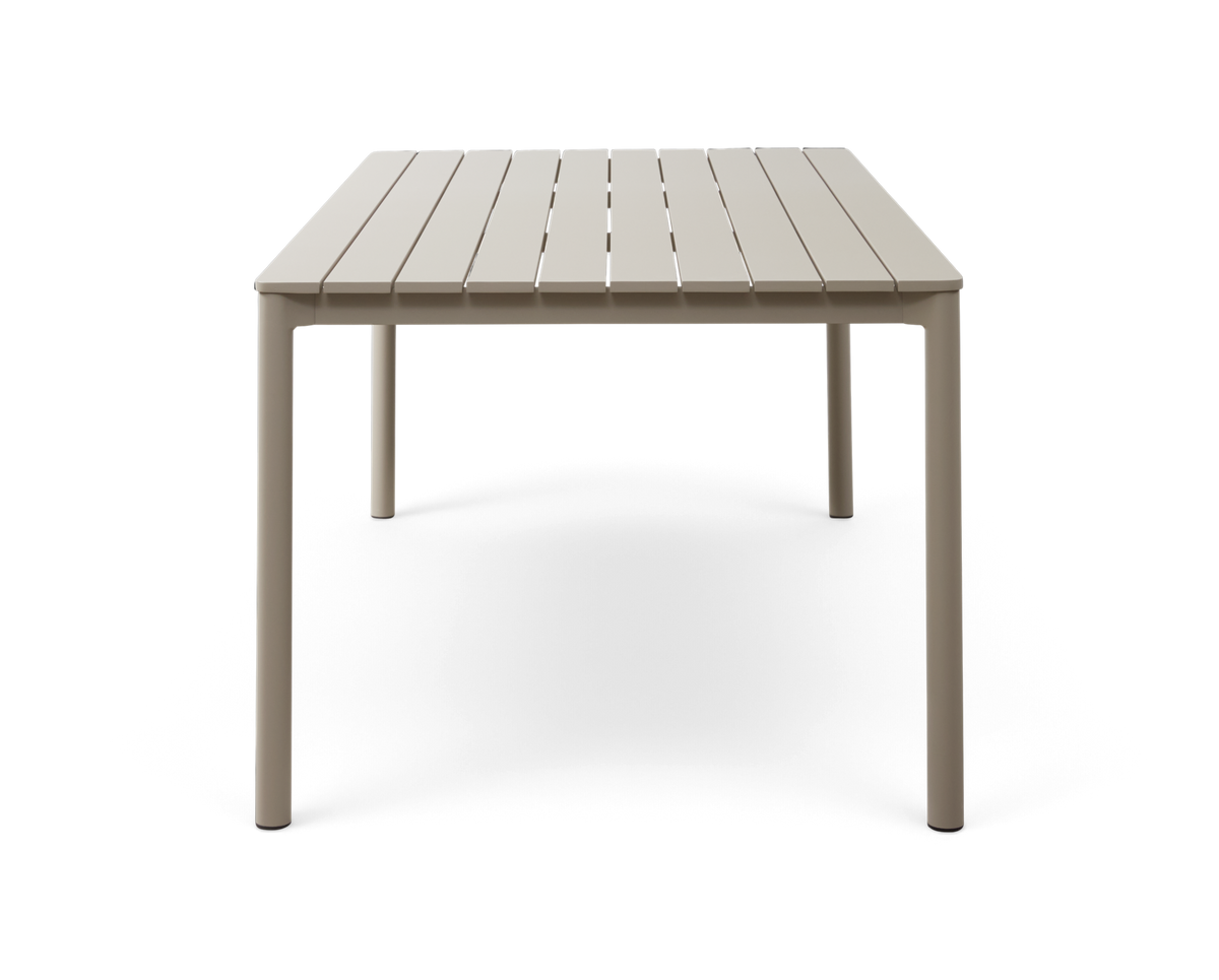 Beige rektangulært bord med lamel-bordplade, frontvisning, frilagt.