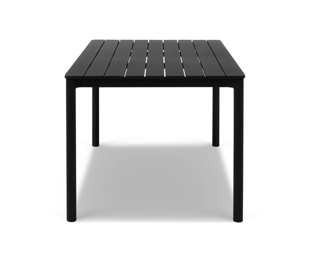 Sort rektangulært metalbord med lameller i bordpladen, frontvisning, frilagt på hvid baggrund.