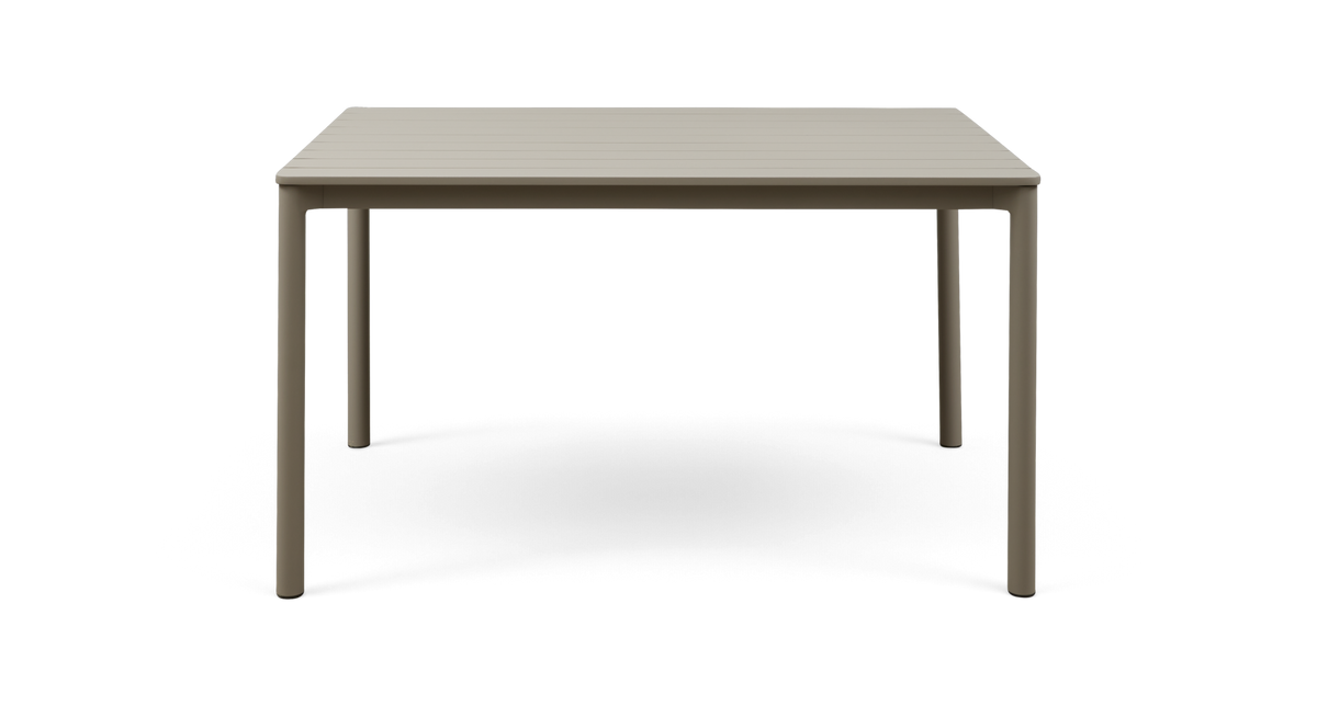 Beige firkantet havebord i metal med lamelbordplade, frontvisning.