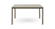 Beige firkantet havebord i metal med lamelbordplade, frontvisning.