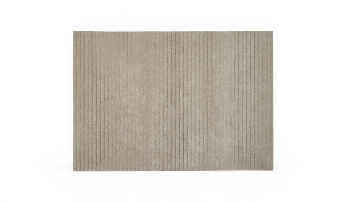 Beige rektangulært tæppe med smalle lodrette ribber.