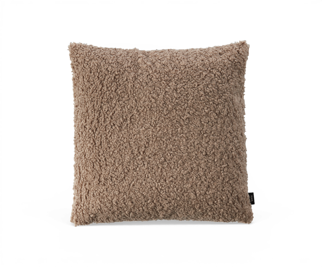 Kvadratisk beige bouclé pyntepude på hvid baggrund.