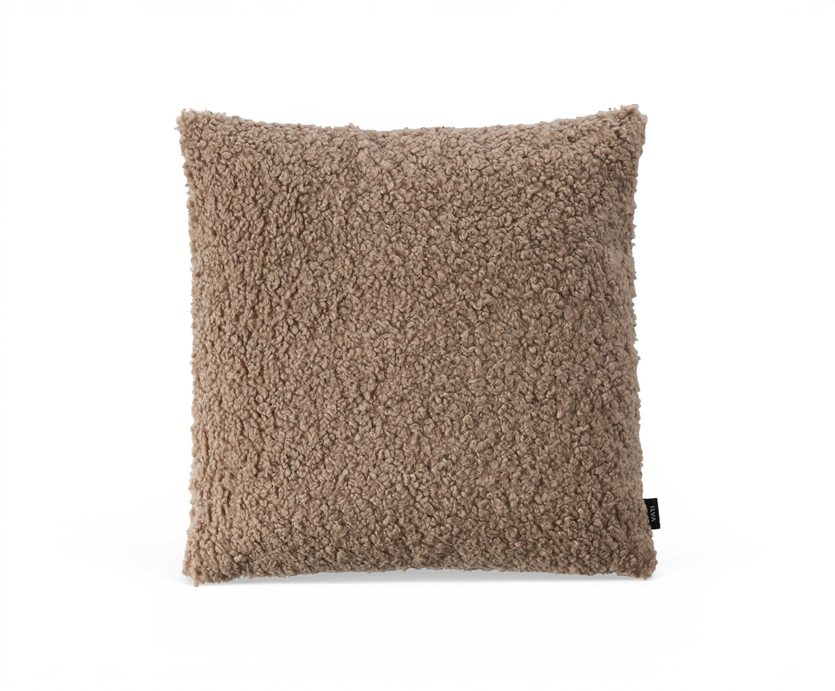 Kvadratisk beige bouclé pyntepude på hvid baggrund.