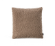 Kvadratisk beige bouclé pyntepude på hvid baggrund.