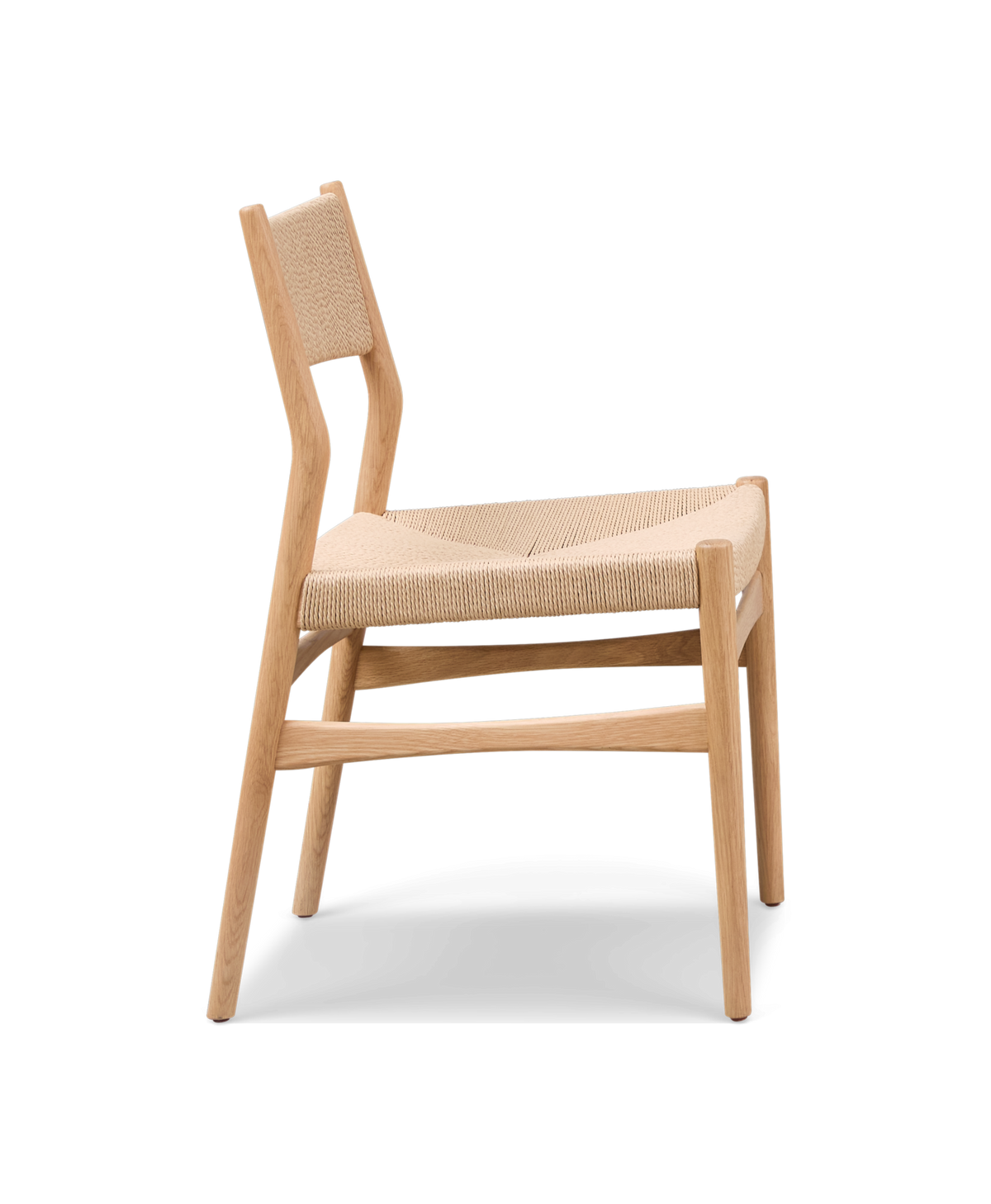 Spisestol i lys eg med flettet papirsnor i sæde og ryg, frilagt mod hvid baggrund i sidevisning.