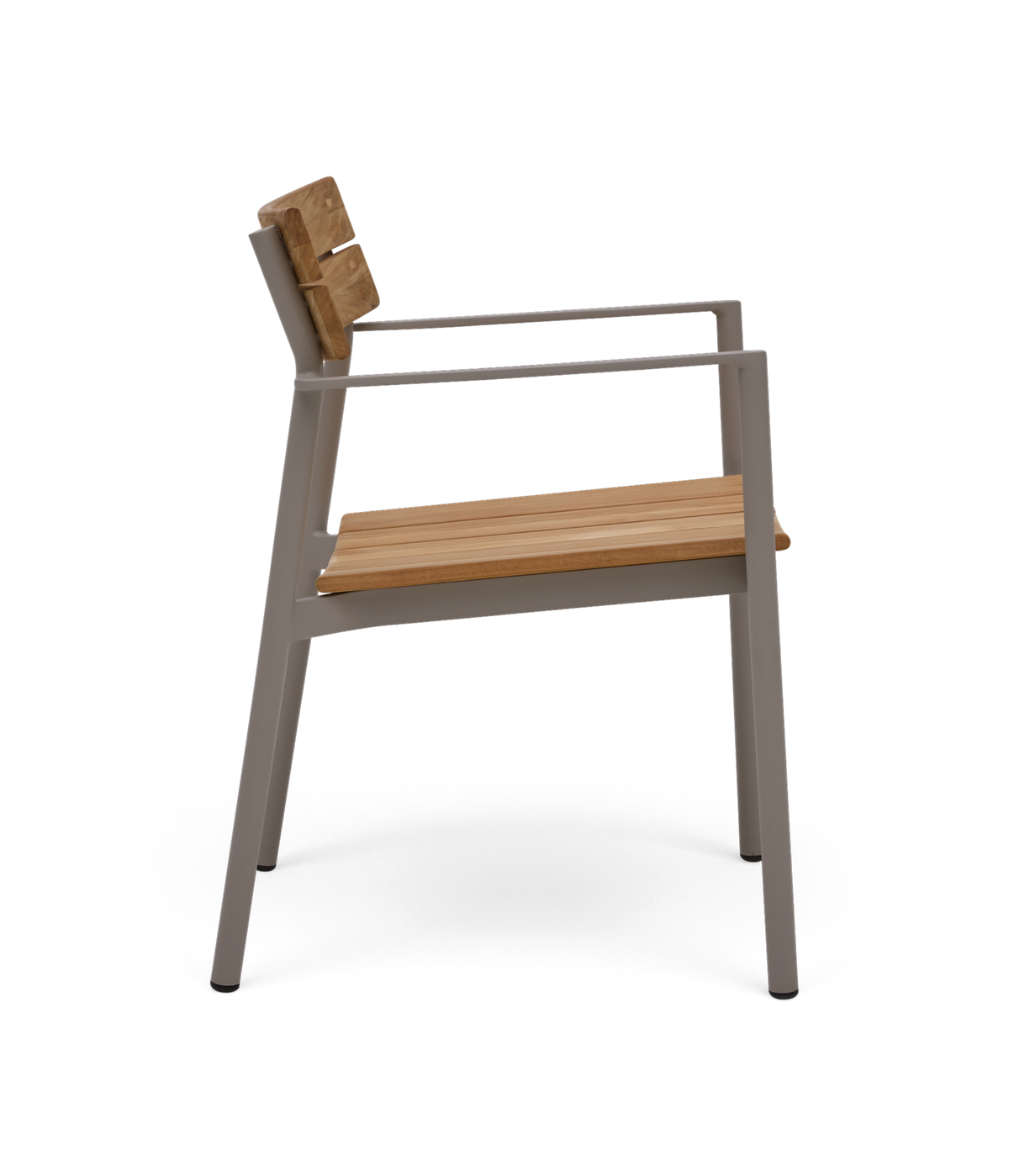 Stol med gråt metalstel og sæde og ryglæn i træ, set fra siden på hvid baggrund.