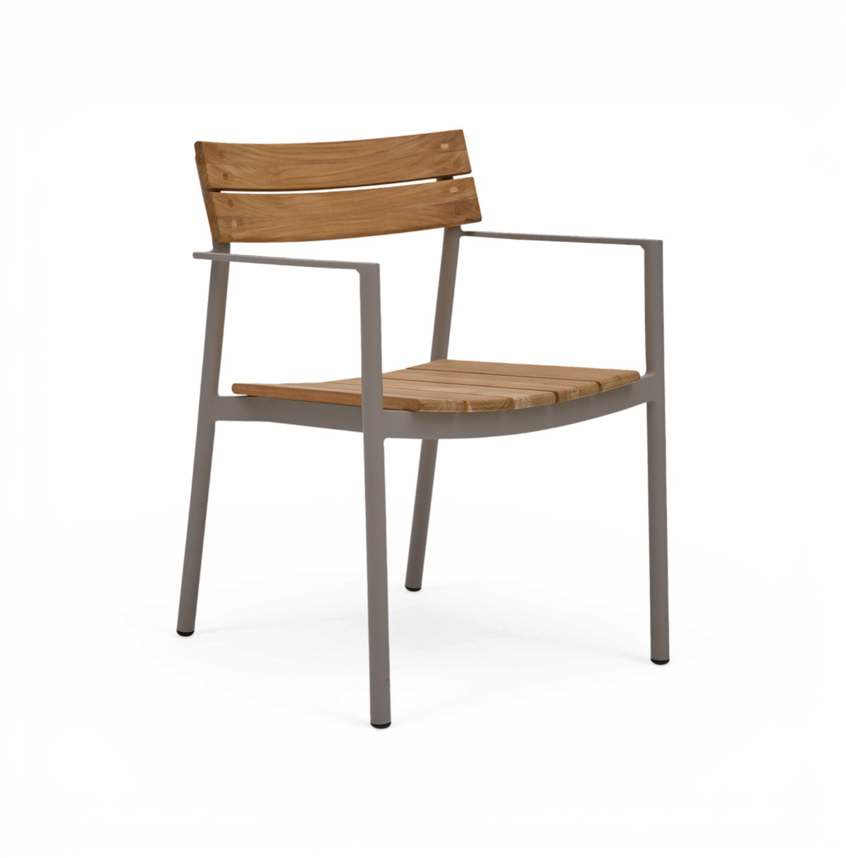 Stol med lameller i træ på sæde og ryg, gråt metalstel med armlæn, set i 3/4.