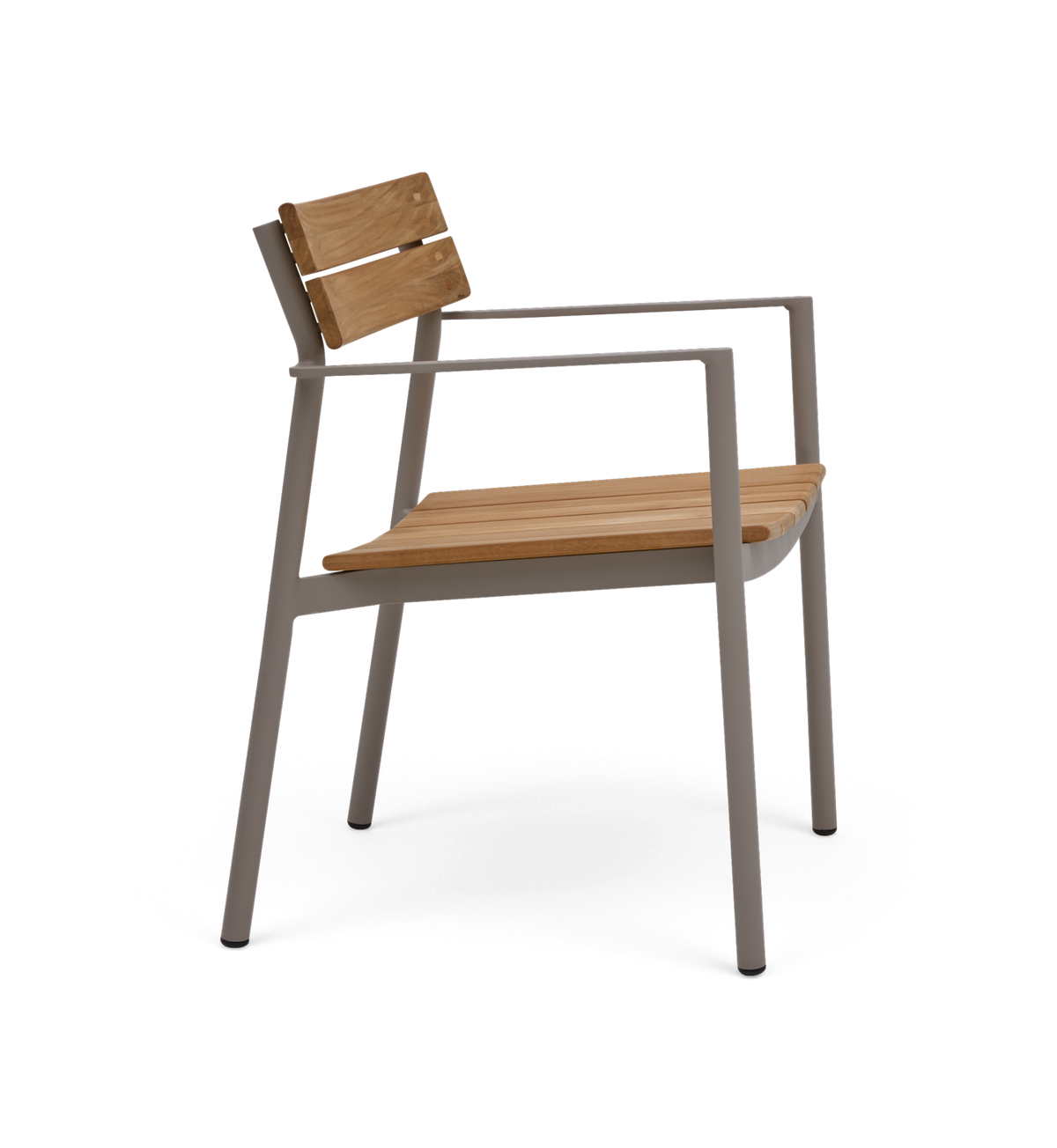 Moderne stol med gråt metalstel og lameller i træ i sæde og ryg, fotograferet forfra i vinkel på neutral baggrund.