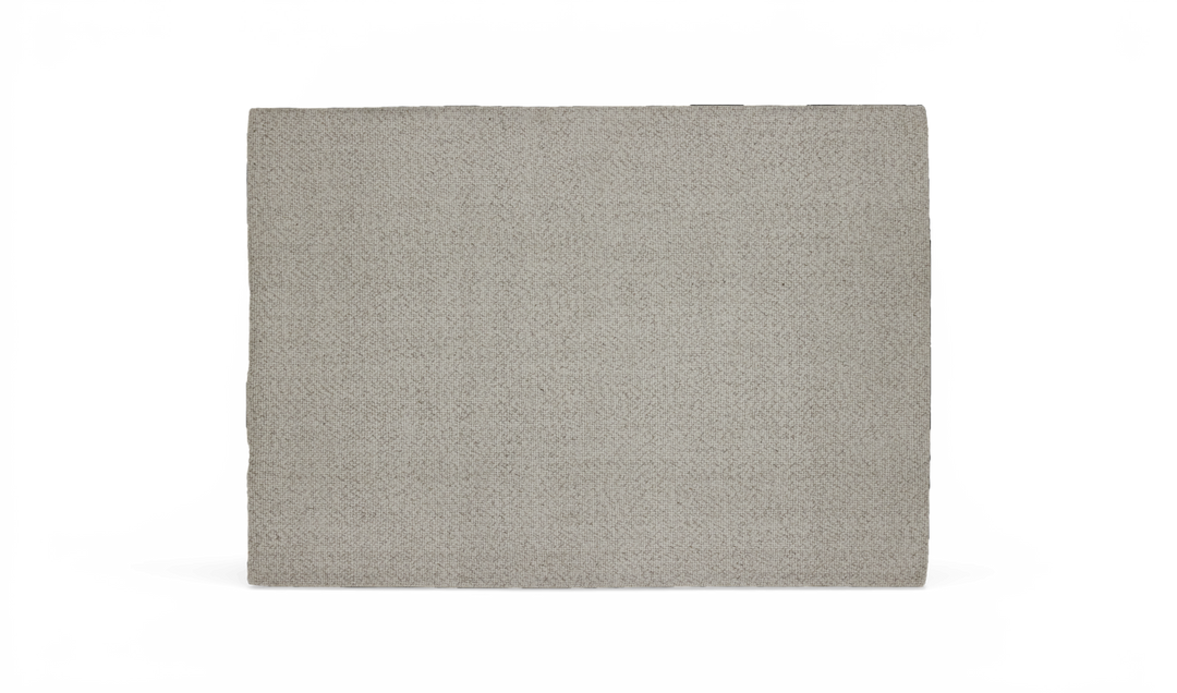 Beige, vævet rektangulært tæppe på hvid baggrund.