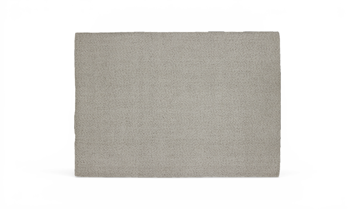 Beige, vævet rektangulært tæppe på hvid baggrund.