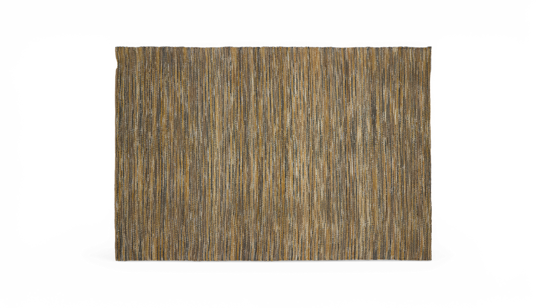 Rektangulært tæppe med smalle lodrette striber i beige, grå og blå på sort baggrund.