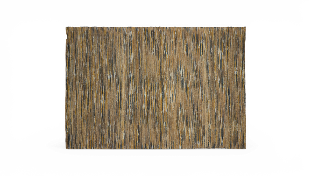 Rektangulært tæppe med smalle lodrette striber i beige, grå og blå på sort baggrund.