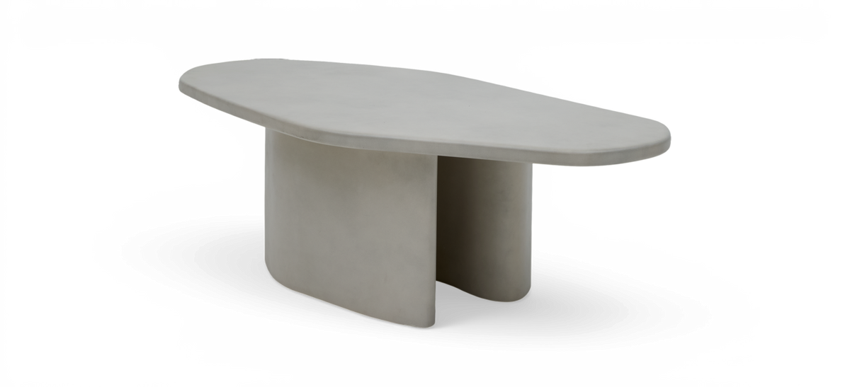 Skulpturelt sofabord i lysegrå betonlook med asymmetrisk, afrundet top og delt, buet sokkel.
