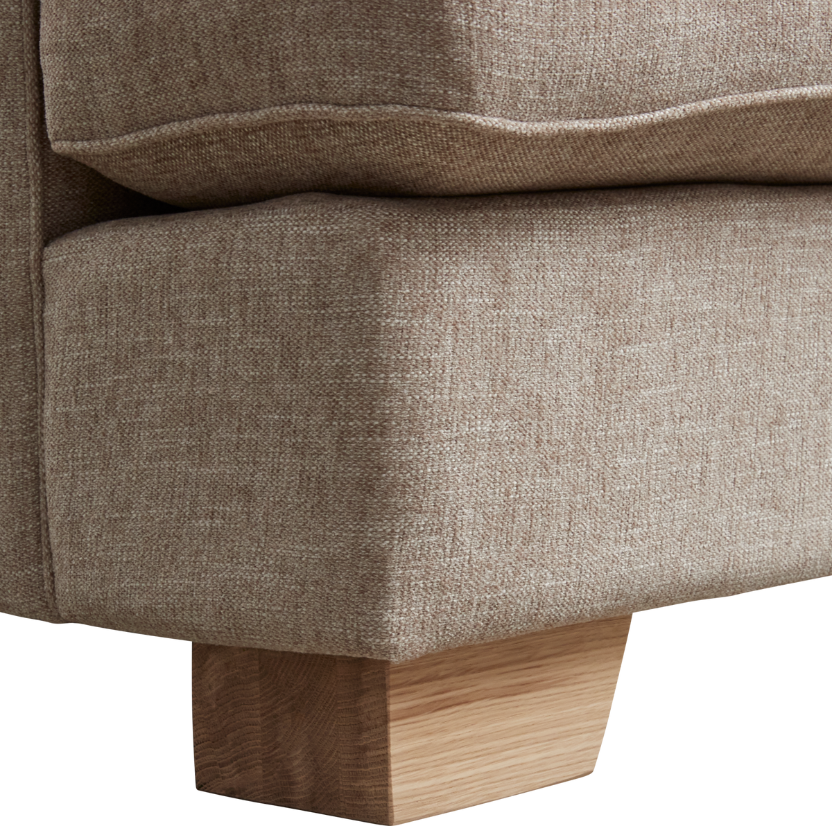 Nærbillede af beige stofsofa-hjørne med blokformet ben i lyst træ.