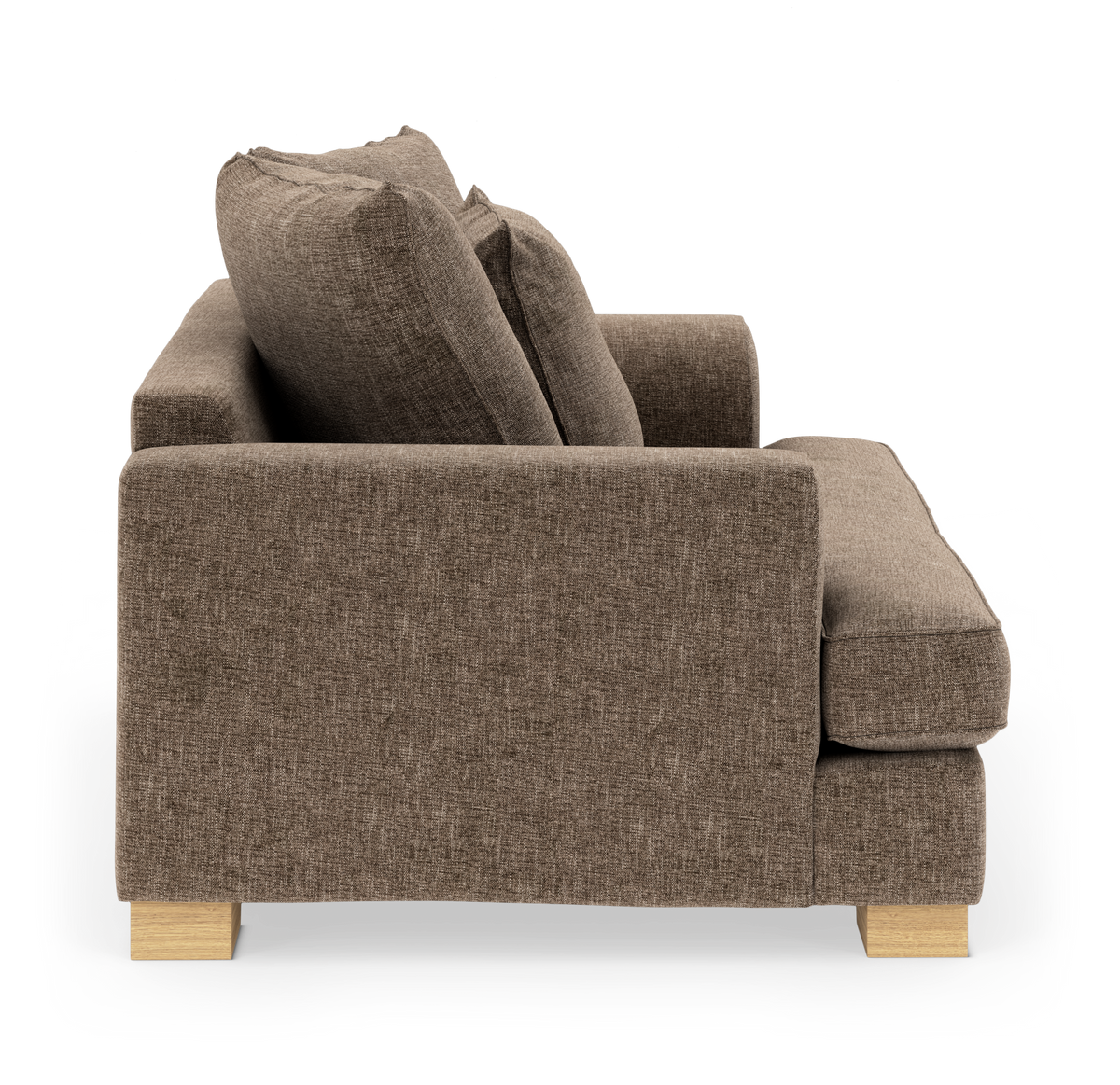 Brun stofsofa set fra siden med lyse træben og store ryghynder.