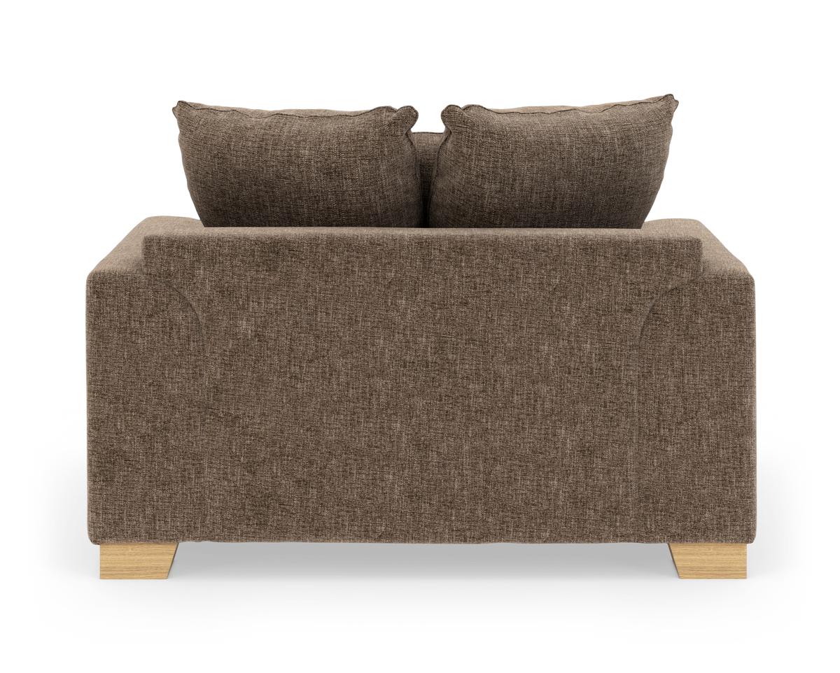 Brun stofsofa set bagfra med to rygpuder og lyse træben, frilagt på hvid baggrund.