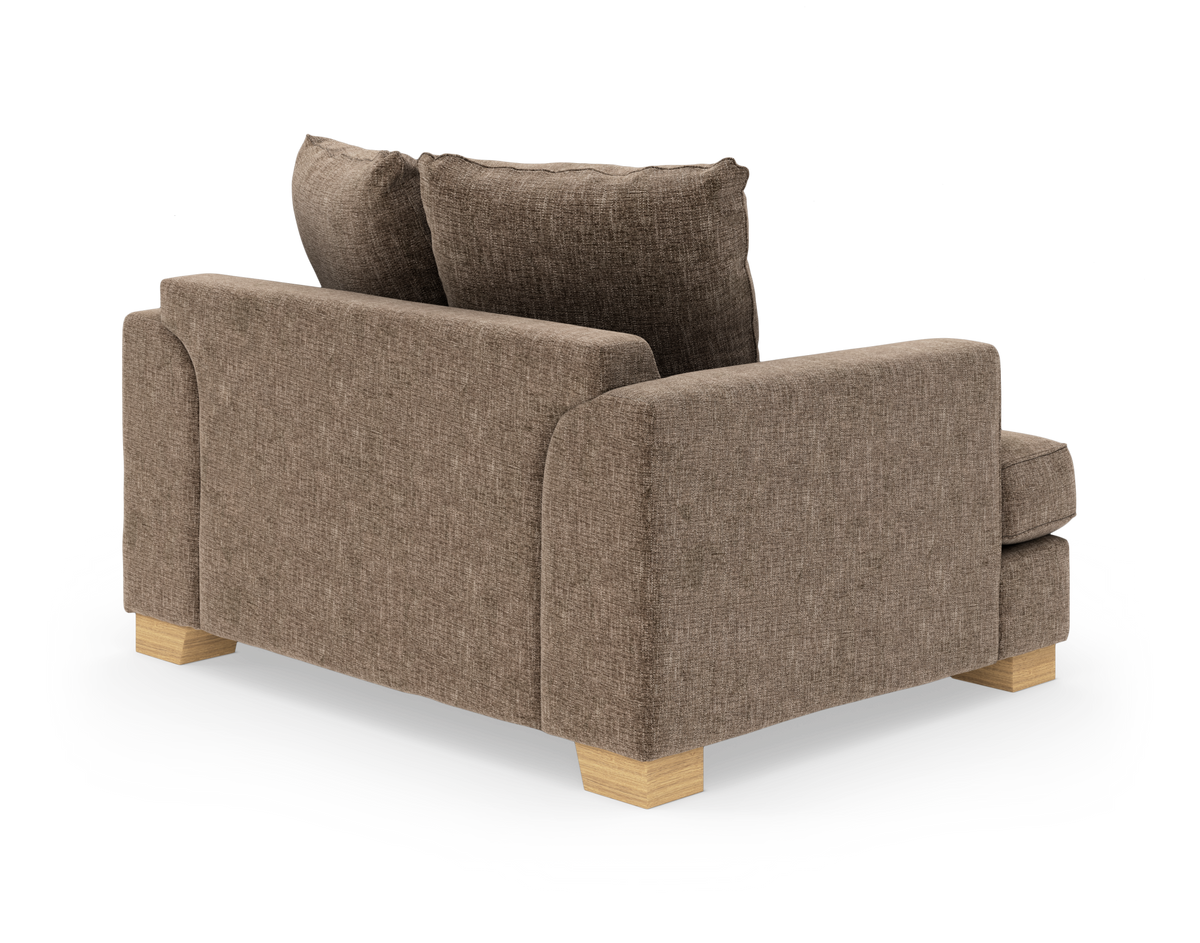 Brun stofsofa med to pladser, set skråt bagfra, med klodsformede træben og bløde ryghynder på hvid studiobaggrund.
