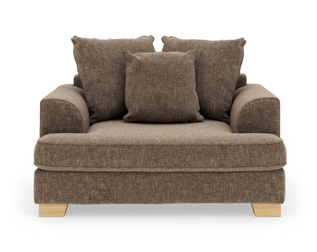 Brun stofsofa med brede armlæn, tre løse puder og lyse træben, set forfra på hvid baggrund.
