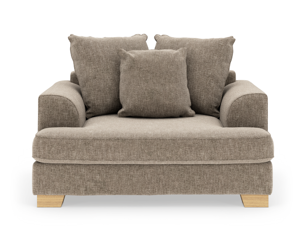 Beige, kompakt sofa med brede armlæn, tre rygpuder og en frontpude på lyse træben, frilagt mod hvid baggrund.