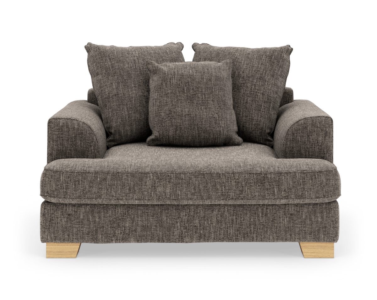 Grå lænestol/kompakt 2-personers sofa med tyk sædehynde, fire puder og lyse træben, fotograferet frontalt på hvid baggrund.