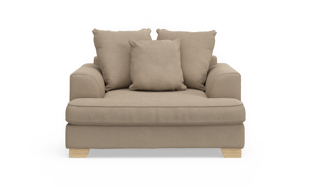 Beigefarvet loveseat/lænestol med tre løse puder og træben, set forfra.