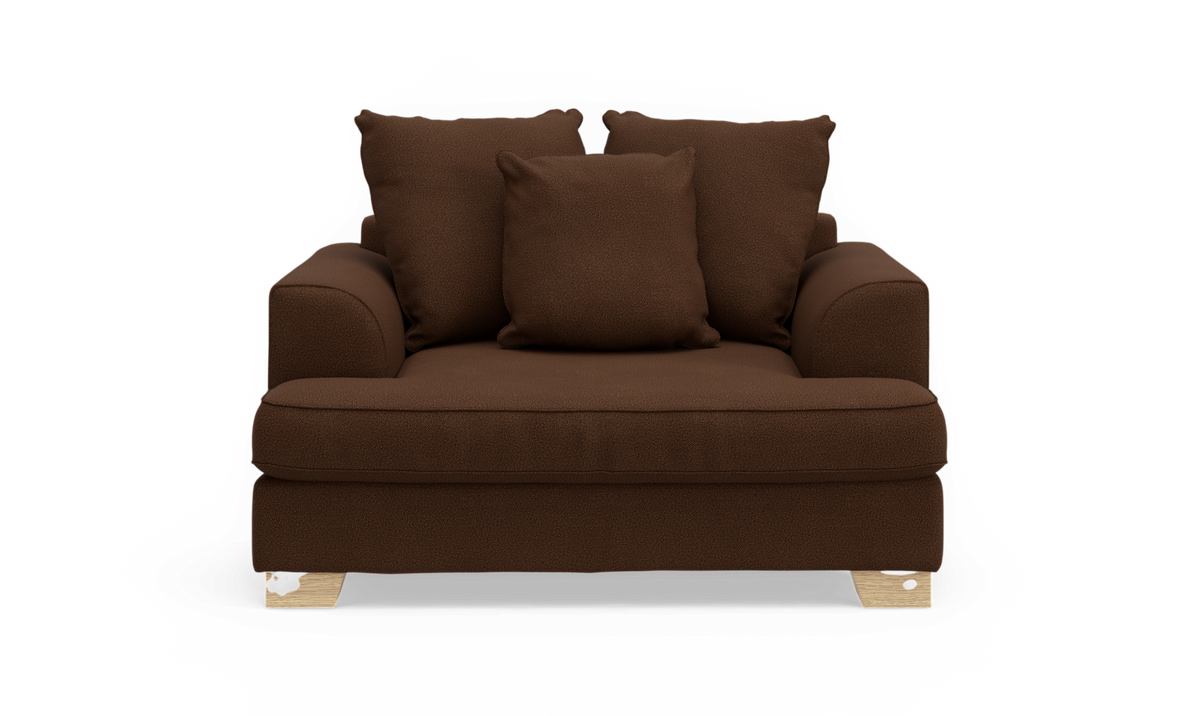Frontvisning af en brun polstret lænestol/loveseat med fire puder og lyse træben.