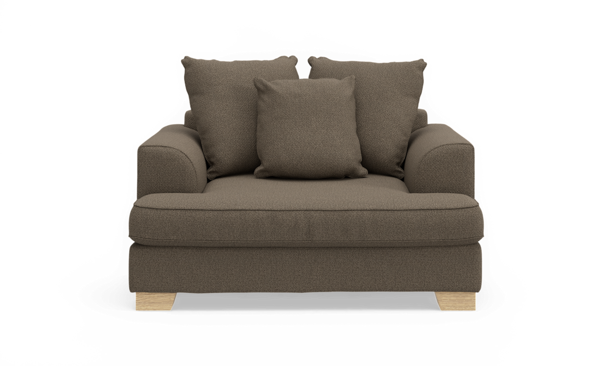 Brun stoflænestol/lille sofa med tre løse puder og lyse træben, set forfra på hvid baggrund.