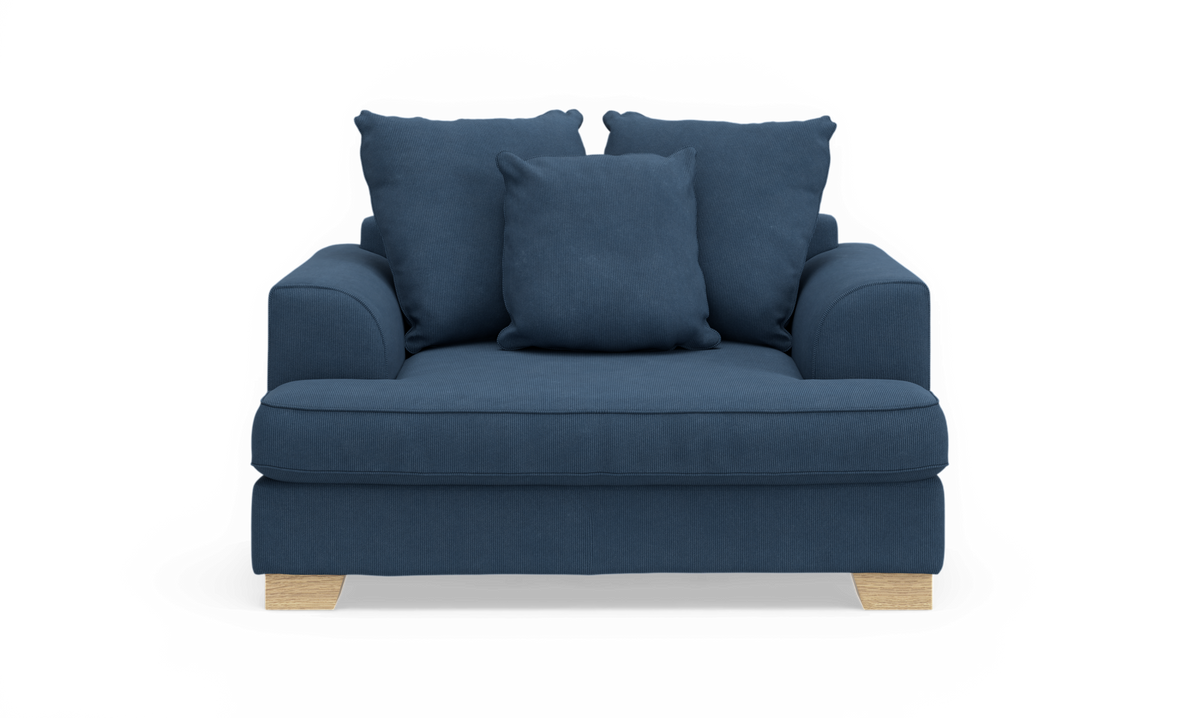Blå lænestol/2-personers loveseat med tre puder og lyse træben, fritlagt forfra.