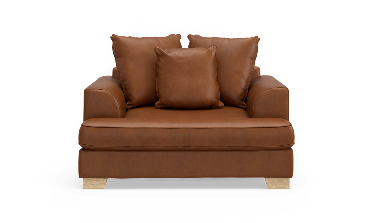 Brun læderlænestol/lille sofa med tre matchende puder set forfra.