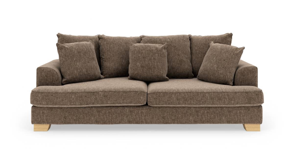 Brun stofsofa med fem løse ryghynder og træben, frilagt på hvid baggrund.