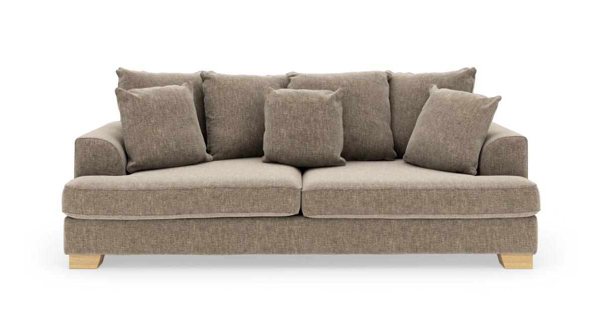 Beige 3-personers stofsofa med løse ryg- og pyntepuder og lyse træben, frilagt på hvid baggrund.
