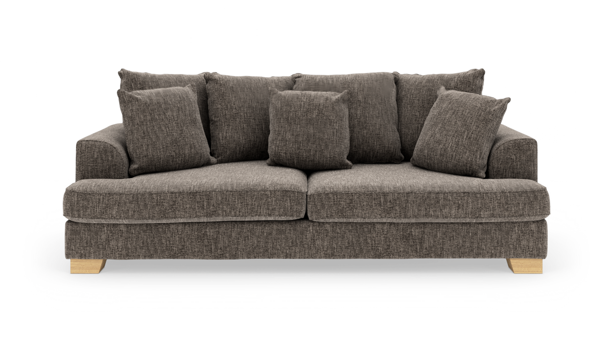 Grå 3-personers sofa i stof med fem løse puder og lyse træben, frontvisning på hvid baggrund.