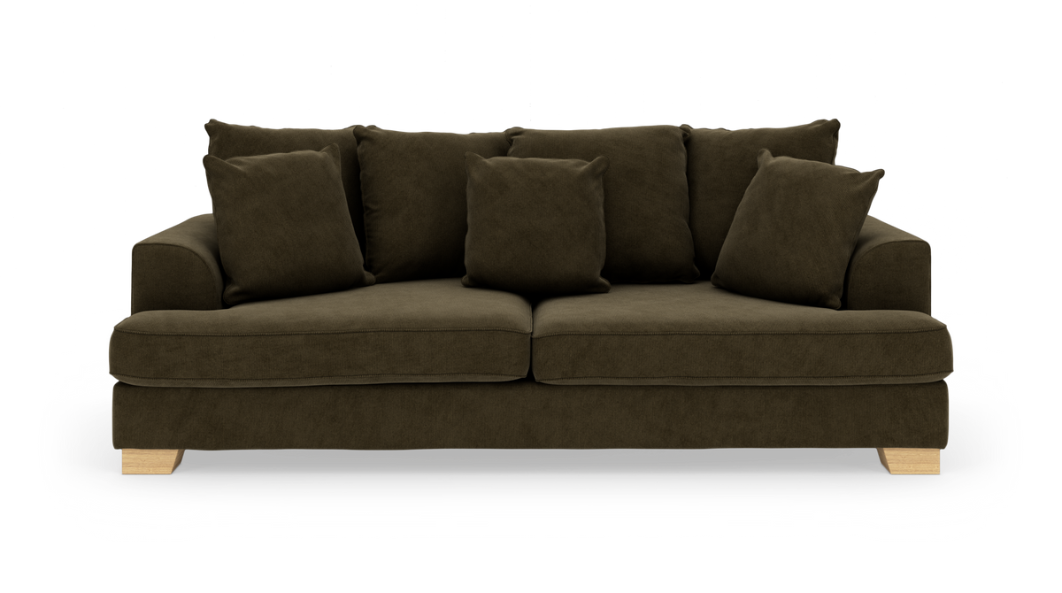 Mørk olivengrøn 3‑personers sofa i stof med fem løse puder og lyse træben, fotograferet lige forfra mod hvid baggrund.