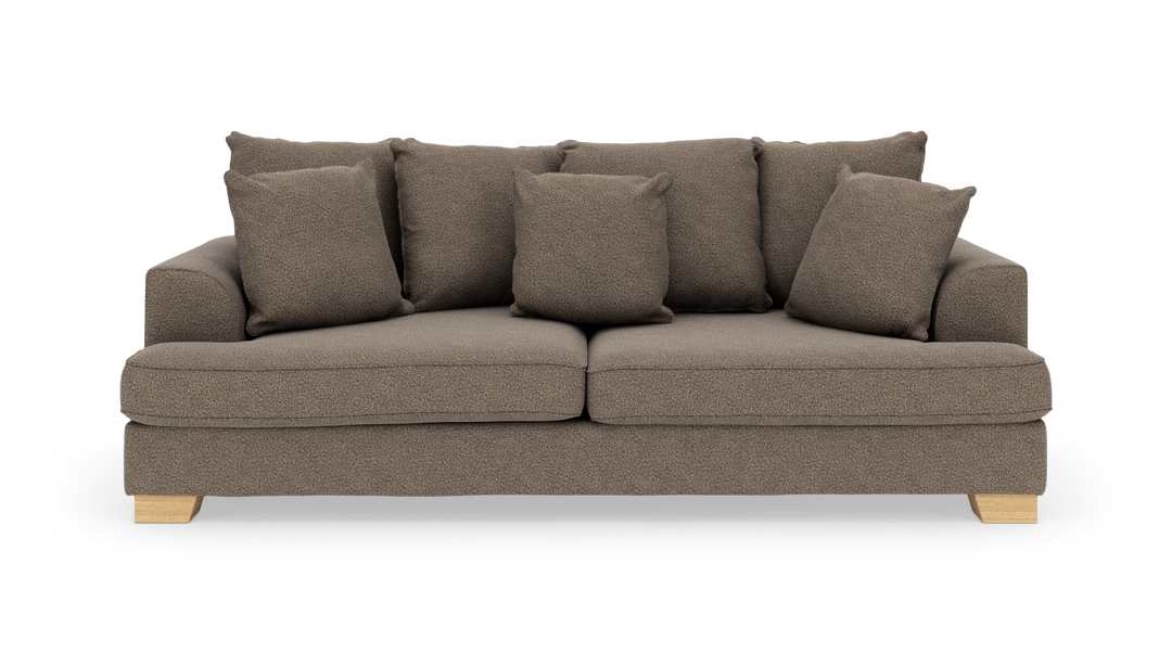 Brun 2-personers sofa med fem løse puder og træben, fotograferet forfra.