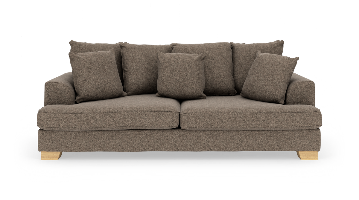 Brun 2-personers sofa med fem løse puder og træben, fotograferet forfra.