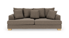 Brun 2-personers sofa med fem løse puder og træben, fotograferet forfra.