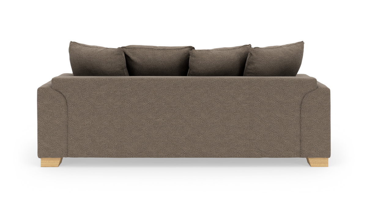 Brun 3‑personers sofa med bløde ryghynder og lyse træben, set lige forfra i studiemiljø.