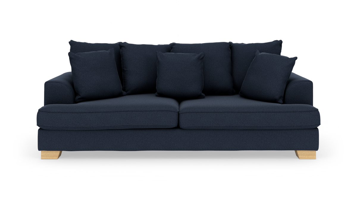Mørkeblå tresæders sofa med løse puder og lyse træben, fritstående på hvid baggrund.