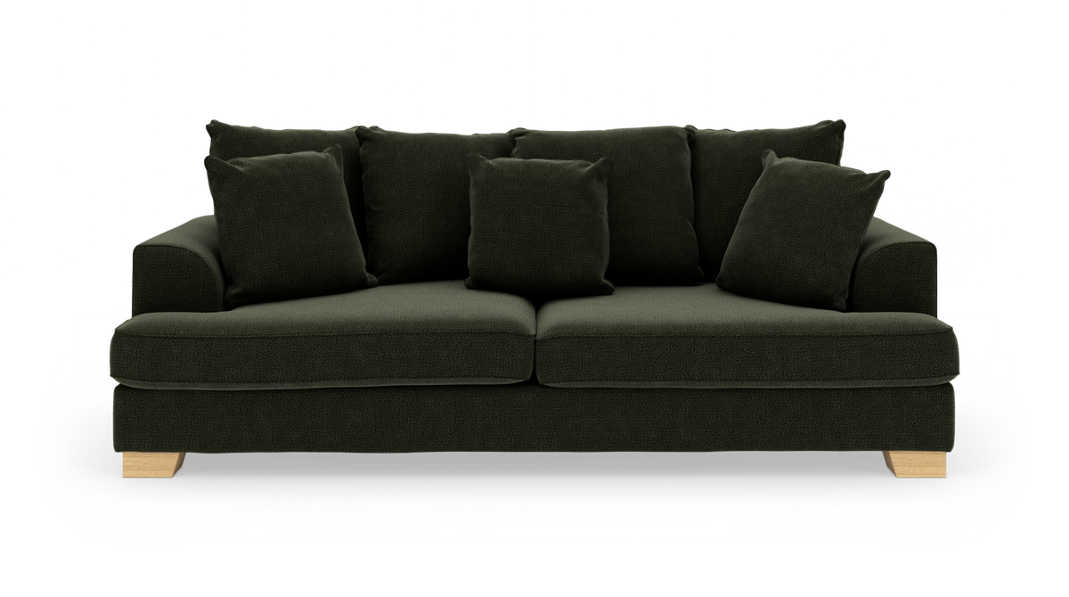 Mørkegrøn tresæders sofa med fem løse puder og lyse træben, frilagt på hvid baggrund.