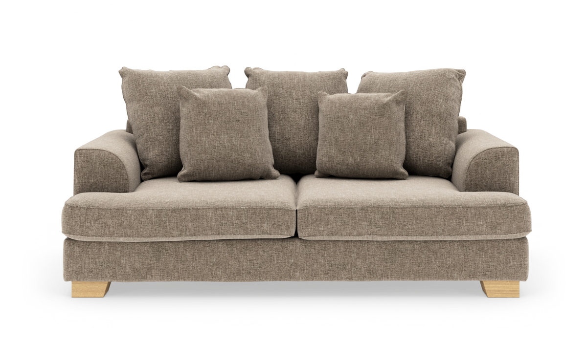 Beige todelt stofsofa med fem løse puder og træben, set forfra.