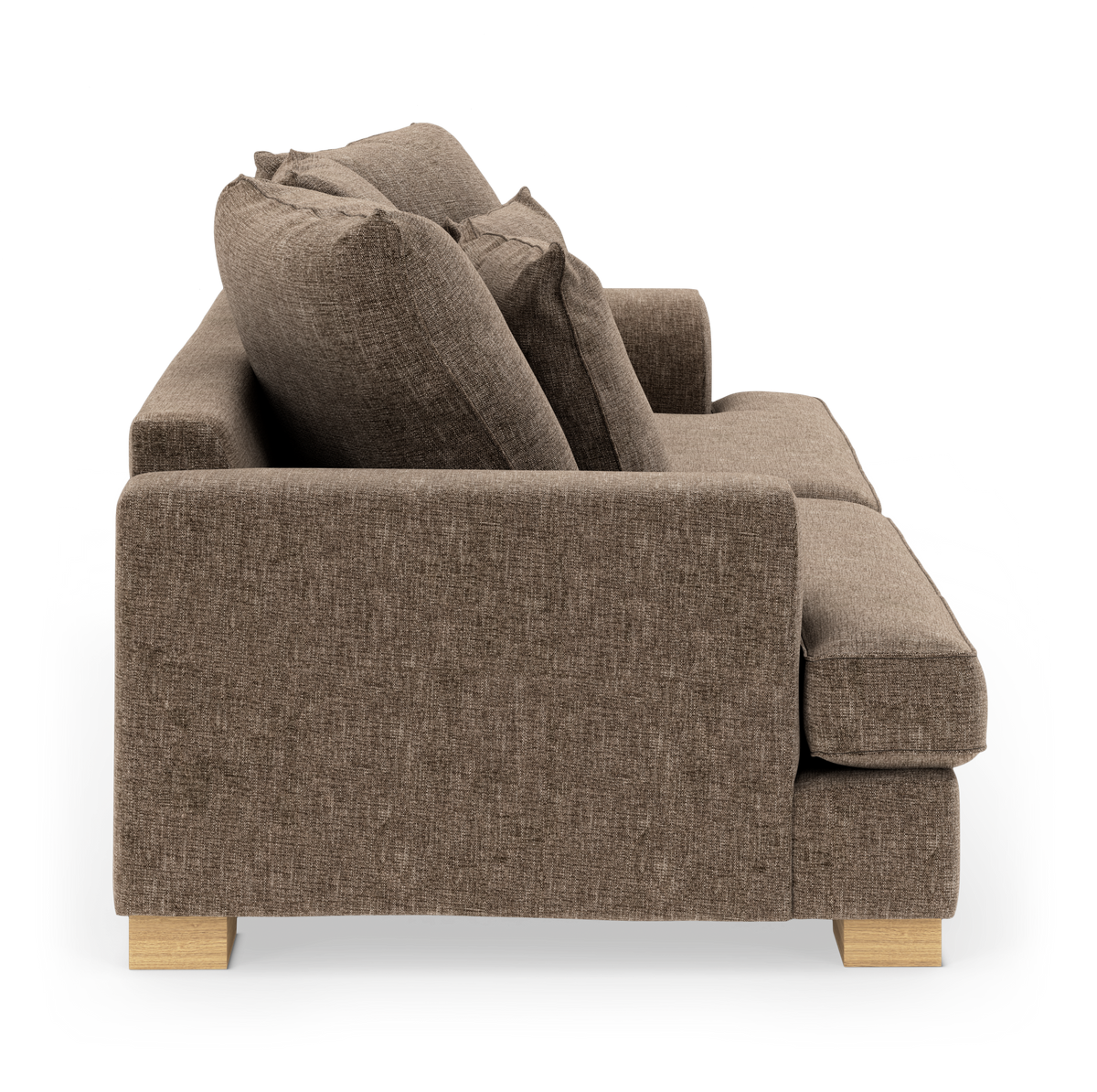 Brun stofsofa set fra siden med træben og løse rygpuder.