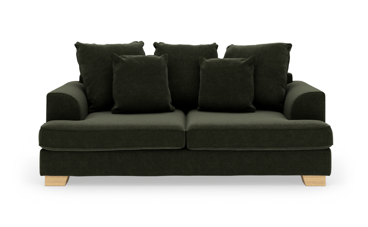 Mørkegrøn sofa med to sædehynder, fem matchende puder og lyse træben, set forfra.