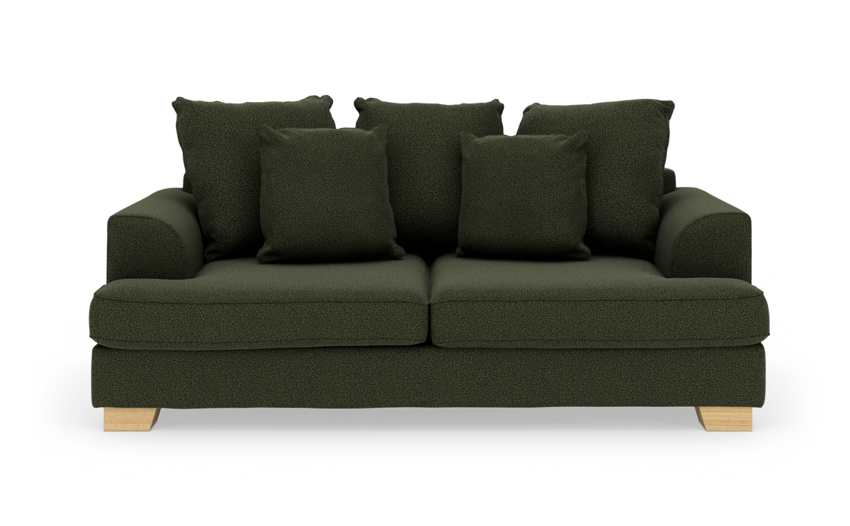 Mørkegrøn to-personers sofa med løse puder og træben, frilagt på hvid baggrund.