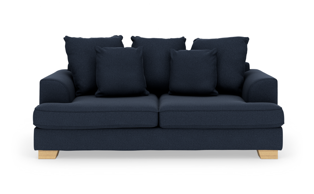 Mørkeblå 3-personers sofa med løse puder og lyse træben, fotograferet forfra.